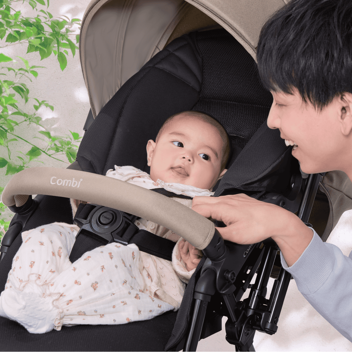 Combi Sugocal L Compact stroller feature panel showing a child seated in the stroller.