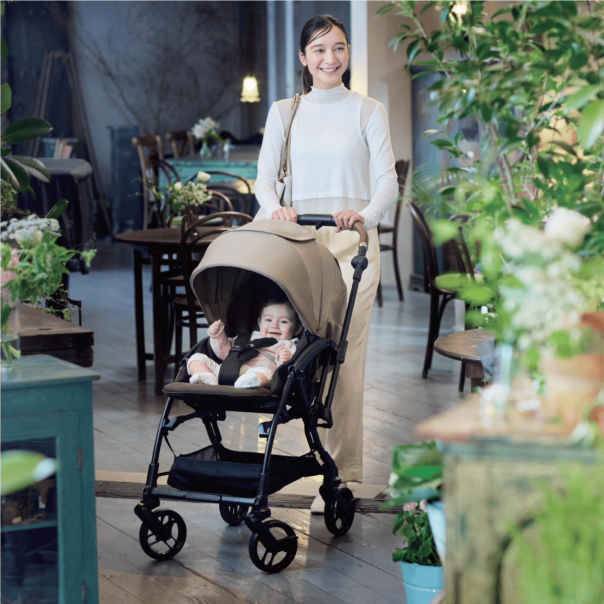 Combi Sugocal S stroller feature panel showing a parent pushing the stroller.
